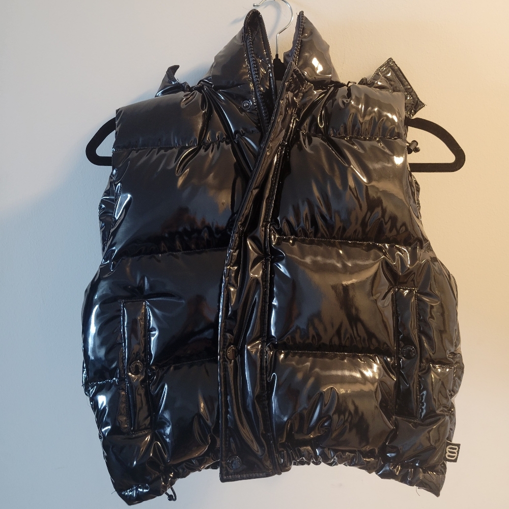 Aritzia Black Shiny Super Puff Shorty Vest